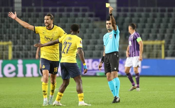 Royal Union Saint-Gilloise v Toulouse FC - UEFA Europa League ANDERLECHT-BELGIUM - SEPTEMBER 21 : Iyellow card 27 Noah Sadiki Defender Union Sg form Ref Referee Rohit Saggi during the UEFA Europa League Group E match between Royal Union Saint-Gilloise and Toulouse FC on SEPTEMBER 21, 2023 in ANDERLECHT, BELGIUM, 21 Eeklo Belgium  Copyright: xJeffreyxGaensx xPhotoxNewsx