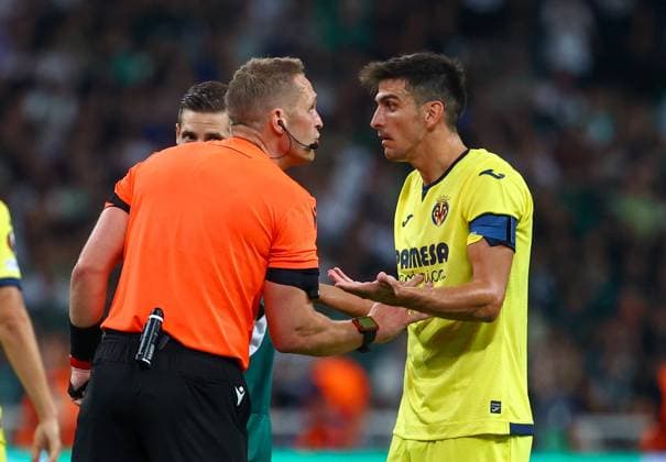 Panathinaikos F.C. v Villarreal CF UEFA Europa League Match referee Craig Pawson (ENG). and Gerard Moreno of Villarreal CF during the UEFA Europa League match at the Olympic Stadium (Greece), Marousi Copyright: xYannisxHalasx FIL-18991-0061 UK Newspapers OUT
