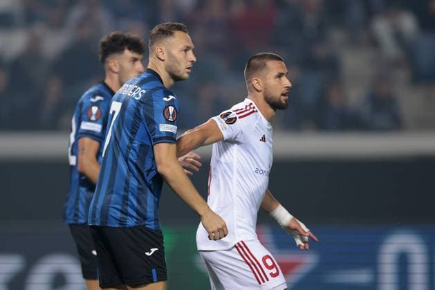 Bergamo, Italy, 21st September 2023. Lukasz Zwolinski of Krakow is closely marked by Teun Koopmeiners of Atalanta during the UEFA Champions League match at Stadio Di Bergamo, Bergamo. Picture credit should read: Jonathan Moscrop Sportimage EDITORIAL USE ONLY. No use with unauthorised audio, video, data, fixture lists, club league logos or live services. Online in-match use limited to 120 images, no video emulation. No use in betting, games or single club league player publications. SPI-2574-0006