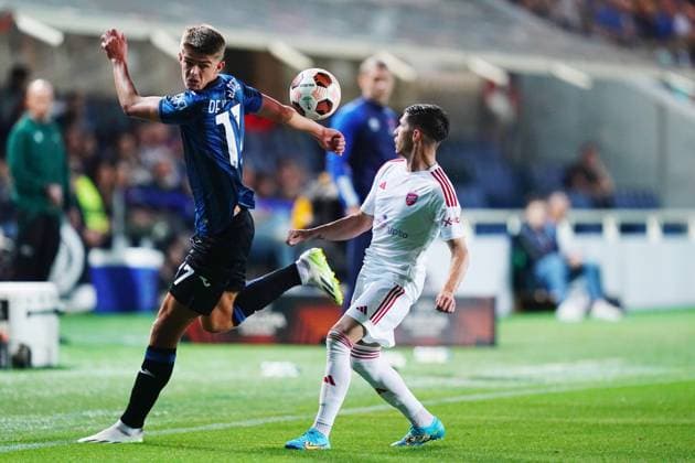 Foto Spada LaPresse 21 Settembre 2023 - Bergamo , Italia - calcio - Atalanta vs Rakow Czestochowa - Europa League 2023 2024 - Stadio Gewiss. Nella foto: Charles De Ketelaere (Atalanta BC); Srdjan Plavsic (RKS Rakow Czestochowa) September 21, 2023 Bergamo , Italy - sport, calcio - Atalanta vs Rakow Czestochowa - Europa League 2023 2024 - Gewiss Stadium . In the pic: Charles De Ketelaere (Atalanta BC); Srdjan Plavsic (RKS Rakow Czestochowa)  Copyright: xSpada LaPressex