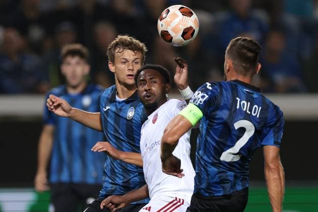 Bergamo, Italy, 21st September 2023. John Yeboah of Rakow clashes with Giorgio Scalvini and Rafael Toloi of Atalanta during the UEFA Champions League match at Stadio Di Bergamo, Bergamo. Picture credit should read: Jonathan Moscrop Sportimage EDITORIAL USE ONLY. No use with unauthorised audio, video, data, fixture lists, club league logos or live services. Online in-match use limited to 120 images, no video emulation. No use in betting, games or single club league player publications. SPI-2574-0008