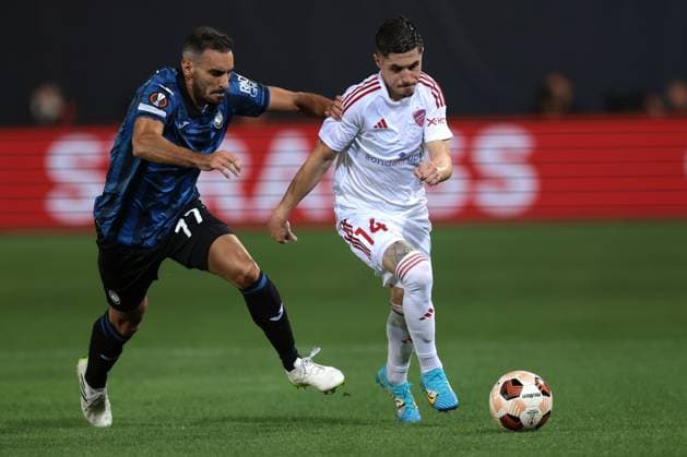 Bergamo, Italy, 21st September 2023. Srdjan Plavsic of Krakow takes on Davide Zappacosta of Atalanta during the UEFA Champions League match at Stadio Di Bergamo, Bergamo. Picture credit should read: Jonathan Moscrop Sportimage EDITORIAL USE ONLY. No use with unauthorised audio, video, data, fixture lists, club league logos or live services. Online in-match use limited to 120 images, no video emulation. No use in betting, games or single club league player publications. SPI-2574-0010