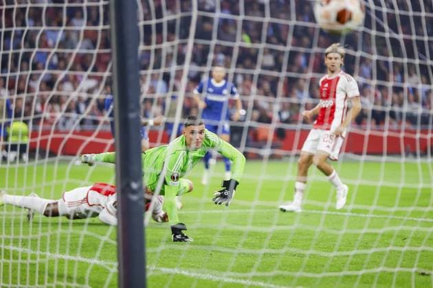 AMSTERDAM, 21-09-2023 JohanCruyff Arena, Europa League Football season 2023 2024 Match between Ajax and Olympique Marseille. Olympique Marseille player Jonathan Clauss score the 2-1, Ajax goalkeeper Jay Gorter Ajax - Olympique Marseille  x22440610x Copyright: