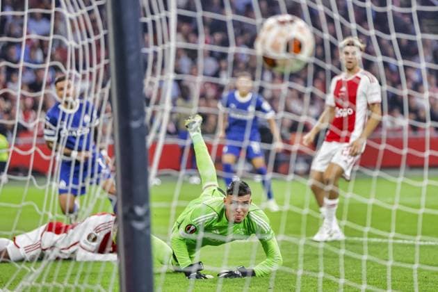 Sport Bilder des Tages AMSTERDAM, 21-09-2023 JohanCruyff Arena, Europa League Football season 2023 2024 Match between Ajax and Olympique Marseille. Olympique Marseille player Jonathan Clauss score the 2-1, Ajax goalkeeper Jay Gorter, Ajax player Jorrel Hato and Ajax player Borna Sosa can™t do nothing Ajax - Olympique Marseille  x22440617x Copyright: