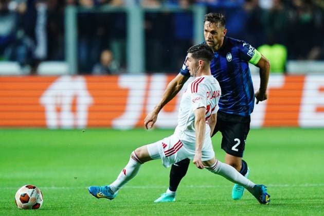 Foto Spada LaPresse 21 Settembre 2023 - Bergamo , Italia - calcio - Atalanta vs Rakow Czestochowa - Europa League 2023 2024 - Stadio Gewiss. Nella foto: Srdjan Plavsic (RKS Rakow Czestochowa) Rafael Toloi (Atalanta BC); September 21, 2023 Bergamo , Italy - sport, calcio - Atalanta vs Rakow Czestochowa - Europa League 2023 2024 - Gewiss Stadium . In the pic: Srdjan Plavsic (RKS Rakow Czestochowa) Rafael Toloi (Atalanta BC);  Copyright: xSpada LaPressex
