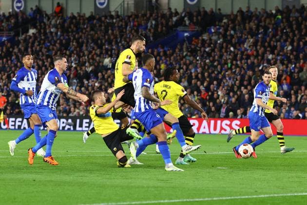 Brighton HA gegen AEK Athen 21. September 2023, Brighton UEFA EUROPA League Fußball, Gruppenphase Brighton Hove Albion gegen AEK Athen Mijat Gacinovic von AEK rutscht aus und erzielt das zweite Tor für sein Team Foto  Copyright: xCharlottexWilsonxOffside