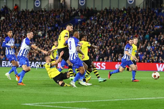 Brighton HA gegen AEK Athen 21. September 2023, Brighton UEFA EUROPA League Fußball, Gruppenphase Brighton Hove Albion gegen AEK Athen Mijat Gacinovic rutscht aus und erzielt das zweite Tor für AEK Foto  Copyright: xCharlottexWilsonxOffside