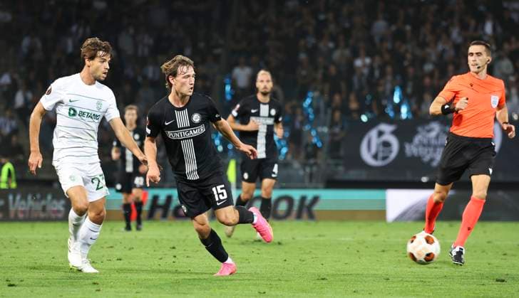 SOCCER - UEFA EL, Sturm vs Sporting GRAZ,AUSTRIA,21.SEP.23 - SOCCER - UEFA Europa League, group stage, SK Sturm Graz vs Sporting CP. Image shows Daniel Braganca (Sporting Lissabon), William Boeving (Sturm) and referee Nicola Dabanovic (MNE).  GEPAxpictures xWolfgangxGrebien
