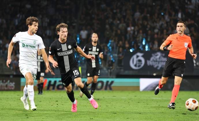 SOCCER - UEFA EL, Sturm vs Sporting GRAZ,AUSTRIA,21.SEP.23 - SOCCER - UEFA Europa League, group stage, SK Sturm Graz vs Sporting CP. Image shows Daniel Braganca (Sporting Lissabon), William Boeving (Sturm) and referee Nicola Dabanovic (MNE).  GEPAxpictures xWolfgangxGrebien
