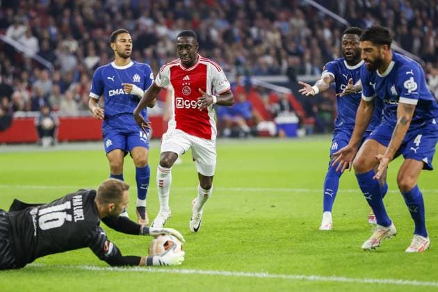 AMSTERDAM, 21-09-2023 JohanCruyff Arena, Europa League Football season 2023 2024 Match between Ajax and Olympique Marseille. Olympique Marseille goalkeeper Pau Lopez, Ajax player Carlos Forbs Ajax - Olympique Marseille  x22441578x Copyright: