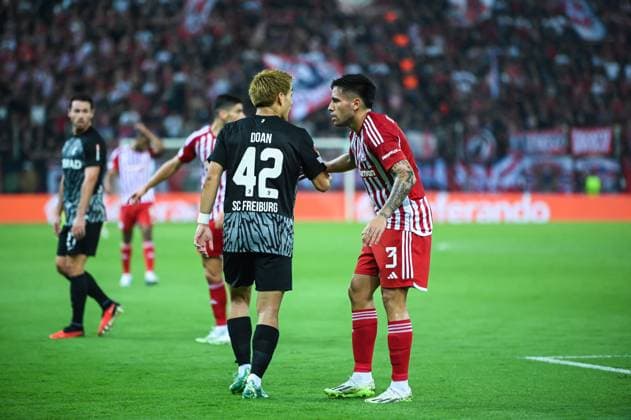 Football Europa League match - Olympiacos vs Freiburg, Europa League, Group A 42 Ritsu Doan of SC Freiburg competing with 3 Francisco Ortega of Olympiacos FC during the Europa League Group A match between Olympiacos FC and SC Freiburg at Georgios Karaiskakis Stadium on September 21, 2023, in Athens, Greece. Piraeus Greece  Copyright: xIPAxSport ABACAx BRIPASport20230921_090 IPAxSport ABACAx BRIPASport20230921_090