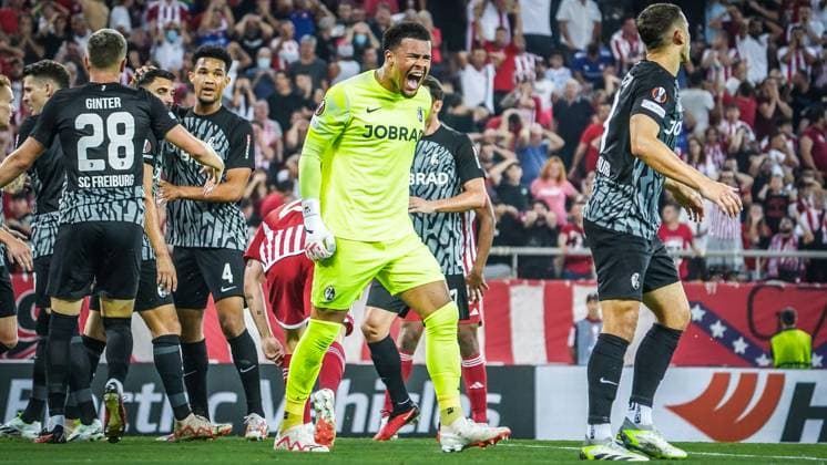 Goalkeeper Noah Atubolu 1 SC Freiburg UEFA Football Europa League season 2023 2024 Giorgos Karaiskakis Stadium Piraeus, 21 09 2023 Olympiakos Piraeus SC Freiburg