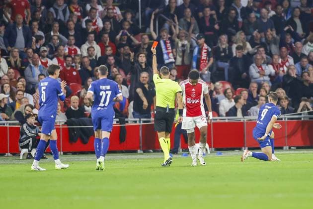 AMSTERDAM, 21-09-2023 JohanCruyff Arena, Europa League Football season 2023 2024 Match between Ajax and Olympique Marseille. referee Maurizio Mariani shows a red card to Ajax player Silvano Vos Ajax - Olympique Marseille  x22442197x Copyright: