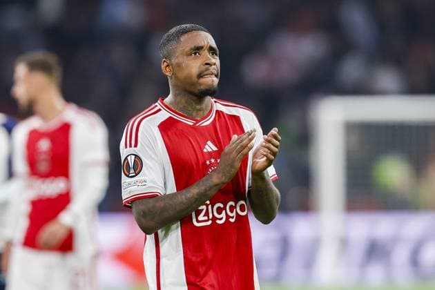 AMSTERDAM, 21-09-2023 JohanCruyff Arena, Europa League Football season 2023 2024 Match between Ajax and Olympique Marseille. final result 3-3, players of Ajax thank the supporters, Ajax player Steven Bergwijn Ajax - Olympique Marseille  x22442225x Copyright: