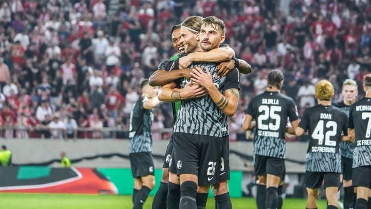 Joker Maximilian Philipp 26 SC Freiburg scored the winning goal to win 2 3 away for SC Freiburg Lucas Höler and Junior Adamu celebrated with him UEFA Football Europa League Season 2023 2024 Giorgos Karaiskakis Stadium Piraeus, 21 09 2023 Olympiakos Piraeus SC Freiburg