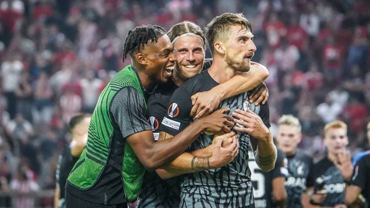 Joker Maximilian Philipp 26 SC Freiburg scored the winning goal to win 2 3 away for SC Freiburg Lucas Höler and Junior Adamu celebrated with him UEFA Football Europa League Season 2023 2024 Giorgos Karaiskakis Stadium Piraeus, 21 09 2023 Olympiakos Piraeus SC Freiburg