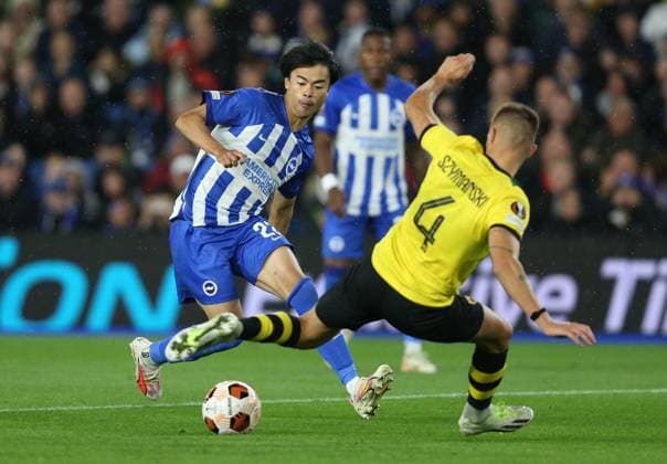 Brighton & Hove Albion v AEK Athens, UEFA Europa League, Group B, AMEX Community Stadium, Brighton, UK. - 21st September 2023 Kaoru Mitoma of Brighton & Hove Albion battles Damian Szymanski of AEK Athens. - Brighton & Hove Albion v AEK Athens, UEFA Europa League, Group B, AMEX Community Stadium, Brighton, UK. - 21st September 2023. Brighton AMEX Community Stadium UK Copyright: xDanxWeirx CP_Brighton_AEK_Athens_47