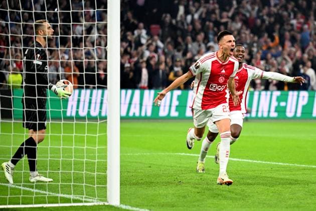 AMSTERDAM - Steven Berghuis of Ajax scores the 2-0 during the UEFA Europa League match between Ajax Amsterdam and Olympique de Marseille at the Johan Cruijff ArenA on September 21, 2023 in Amsterdam, Netherlands. ANP OLAF KRAAK Group B - UEFA Europa League 2023 2024 xVIxANPxSportx xxANPxIVx 478912634 originalFilename: 478912634.jpg
