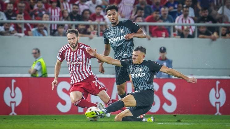 Konstantinos Fortounis 7 Piraeus in a duel with Maximilian Eggestein 8 SC Freiburg behind Kenneth Schmidt UEFA Football Europa League season 2023 2024 Giorgos Karaiskakis Stadium Piraeus, 21 09 2023 Olympiakos Piraeus SC Freiburg