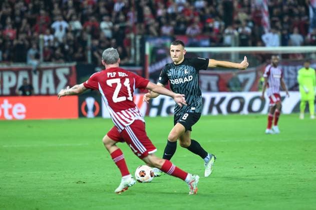 8 Maximilian Eggestein of SC Freiburg competing with 21 Pep Biel of Olympiacos FC during the Europa League Group A match between Olympiacos FC and SC Freiburg at Georgios Karaiskakis Stadium on September 21, 2023, in Athens, Greece.  Copyright: xStefanosxKyriazis IPAxSportx xipx xx IPA_40473656 IPA_IPA40473656