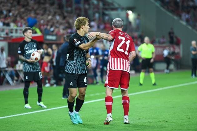 Football Europa League match - Olympiacos vs Freiburg, Europa League, Group A 42 Ritsu Doan of SC Freiburg competing with 21 Pep Biel of Olympiacos FC during the Europa League Group A match between Olympiacos FC and SC Freiburg at Georgios Karaiskakis Stadium on September 21, 2023, in Athens, Greece. Piraeus Greece  Copyright: xIPAxSport ABACAx BRIPASport20230922_003 IPAxSport ABACAx BRIPASport20230922_003