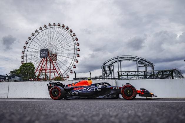 11 PEREZ Sergio (mex), Red Bull Racing RB19, action during the 2023 Formula 1 Lenovo Japanese Grand Prix, 16th round of the 2023 Formula One World Championship, WM, Weltmeisterschaft from September 22 to 24, 2023 on the Suzuka International Racing Course, in Suzuka - F1 - JAPANESE GRAND PRIX 2023 DPPI Panoramic  00123036__R5_0017