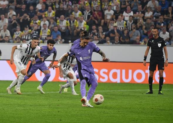(230922) -- LINZ, Sept. 22, 2023 -- Darwin Nunez (Front) of Liverpool shoots the penalty to score during the 2023 2024 UEFA Europa League Group E match between LASK Linz and Liverpool in Linz, Austria, on Sept. 21, 2023. ) (SP)AUSTRIA-LINZ-FOOTBALL-UEFA EUROPA LEAGUE-GROUP E-LASK LINZ VS LIVERPOOL HexCanling 