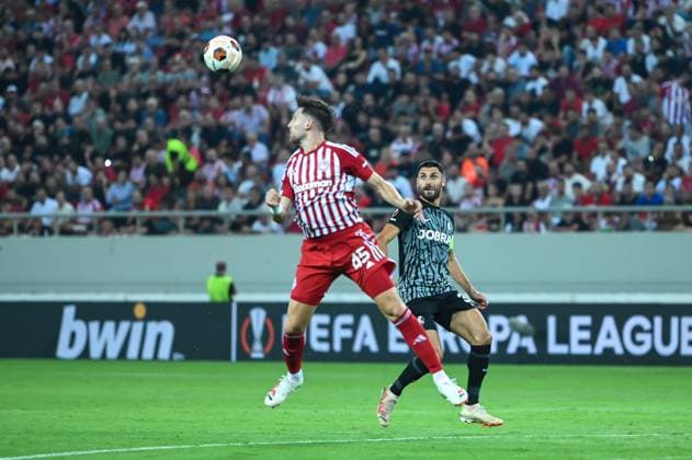Olympiacos v Freiburg - UEFA Europa League, Group A 45 Panagiotis Retsos of Olympiacos FC competing with 32 Vincenzo Grifo of SC Freiburg during the Europa League Group A match between Olympiacos FC and SC Freiburg at Georgios Karaiskakis Stadium on September 21, 2023, in Athens, Greece. Athens Greece  Copyright: xStefanosxKyriazisx originalFilename:kyriazis-olympiac230921_np0cU.jpg