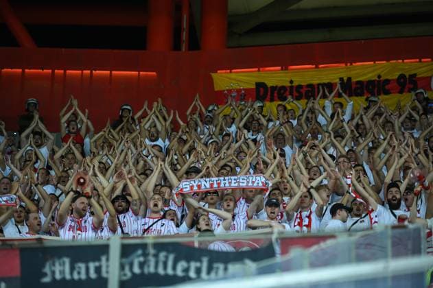 Olympiacos v Freiburg - UEFA Europa League, Group A SC Freiburg fans celebrating the victory during the Europa League Group A match between Olympiacos FC and SC Freiburg at Georgios Karaiskakis Stadium on September 21, 2023, in Athens, Greece. Athens Greece  Copyright: xStefanosxKyriazisx originalFilename:kyriazis-olympiac230922_npzqd.jpg
