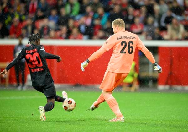 v l Jeremie FRIMPONG LEV Goalkeeper Peter ABRAHAMSSON BKH Action, duel, Football Europa League, Group stage, Matchday 1, Bayer 04 Leverkusen LEV BK Haecken BKH 4 0, on 21 09 2023 in Leverkusen Germany UEFA regulations prohibit any use of photographs as image sequences and or quasi video Â