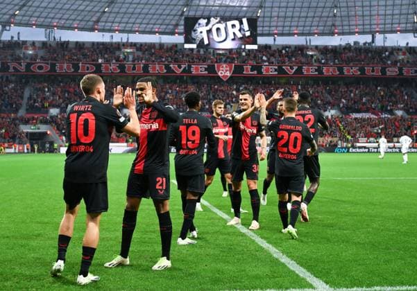 Cheers 1 0, v li , Florian Wirtz Bayer 04 Leverkusen , Amine Adli Bayer 04 Leverkusen , Bayer 04 Leverkusen , Granit Xhaka Bayer 04 Leverkusen , Alejandro Grimaldo Bayer 04 Leverkusen 21 09 2023, football season 2023 2024 Europa League group stage, 1 matchday Bayer 04 Leverkusen BK Häcken 4 0 Leverkusen BayArena Nordrhein Westfalen Germany Team2