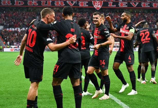 Cheer 1 0, v li , Florian Wirtz Bayer 04 Leverkusen , Amine Adli Bayer 04 Leverkusen , Granit Xhaka Bayer 04 Leverkusen , Jonathan Tah Bayer 04 Leverkusen 21 09 2023, football season 2023 2024 Europa League group stage, matchday 1 Bayer 04 Leverkusen BK Häcken 4 0 Leverkusen BayArena Nordrhein Westfalen Germany Team2