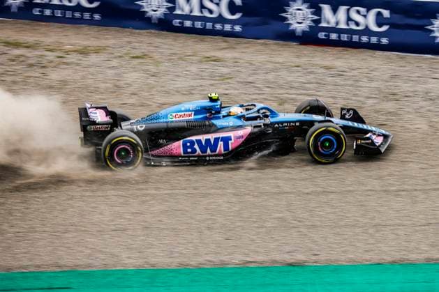 10 GASLY Pierre (fra), Alpine F1 Team A523, action crash, accident, during the 2023 Formula 1 Lenovo Japanese Grand Prix, 16th round of the 2023 Formula One World Championship, WM, Weltmeisterschaft from September 22 to 24, 2023 on the Suzuka International Racing Course, in Suzuka - F1 - JAPANESE GRAND PRIX 2023 DPPI Panoramic  00123036__R5_0337_1