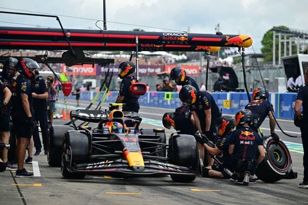 11 PEREZ Sergio (mex), Red Bull Racing RB19, action mechanic, mecanicien, mechanics pitlane, during the 2023 Formula 1 Lenovo Japanese Grand Prix, 16th round of the 2023 Formula One World Championship, WM, Weltmeisterschaft from September 22 to 24, 2023 on the Suzuka International Racing Course, in Suzuka - FORMULE 1 : Grand prix du Japon - FIA - Suzuka - 22 09 2023 DPPI Panoramic 00123036_JP1_6083