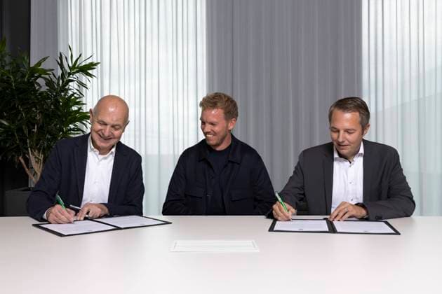 Handout-Bildmaterial ausschließlich zur redaktionellen Verwendung. !!! DFB, Deutscher Fussball-Bund, Maenner-Nationalmannschaft , Men˜s national team, Nationalteam Deutschland, Germany, DFB-Campus, Vertragsunterzeichnung mit Bundestrainer Julian Nagelsmann, v.l.: Bernd Neuendorf (DFB-Praesident), Julian Nagelsmann (DFB-Bundestrainer), Stephan Grunwald (DFB-Schatzmeister), Frankfurt am Main, 22.09.2023, *** Handout image material exclusively for editorial use DFB, Deutscher Fussball Bund, Maenner Nationalmannschaft , Men˜s National Team, Deutschland, Germany, DFB Campus, contract signing with national coach Julian Nagelsmann, f l Bernd Neuendorf DFB Praesident , Julian Nagelsmann DFB national coach , Stephan Grunwald DFB Treasurer , Frankfurt am Main, 22 09 2023,