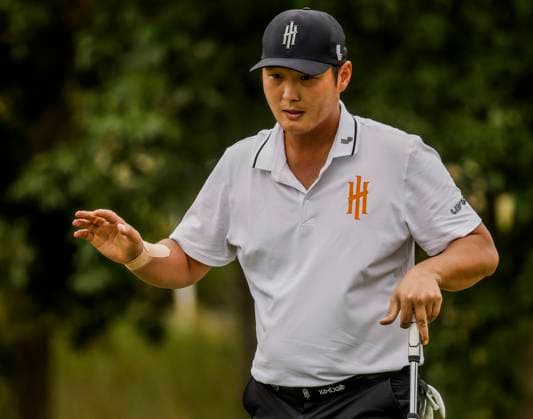 Danny Lee of New Zealand reacts after putting on the fifteenth green during the first round of the 2023 LIV Golf League tournament at Rich Harvest Farms in Sugar Grove, Illinois, on Friday September 22, 2023. Tournament play runs from September 22nd through the 24th.  SGI20230922828 TANNENxMAURY