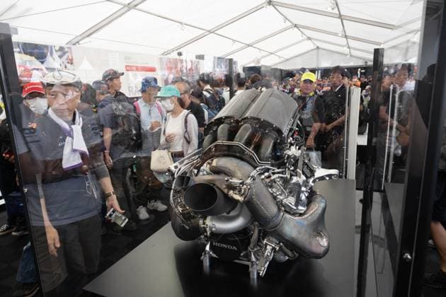 September 23, 2023, Suzuka, Mie Prefecture, Japan: Formula 1 fans taking photos of a Honda Racing Power Unit engine during Qualifying of the 2023 Formula 1 Japanese Grand Prix Suzuka Japan - ZUMAb177 20230923_aap_b177_034 Copyright: xTaidghxBarronx