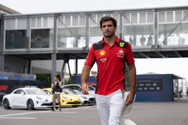 September 23, 2023, Suzuka, Mie Prefecture, Japan: YUKI TSUNODA (JAP) of AlphaTauri 22 arrives to the paddock for qualifying for the 2023 Formula 1 Japanese Grand Prix Suzuka Japan - ZUMAb177 20230923_aap_b177_037 Copyright: xTaidghxBarronx