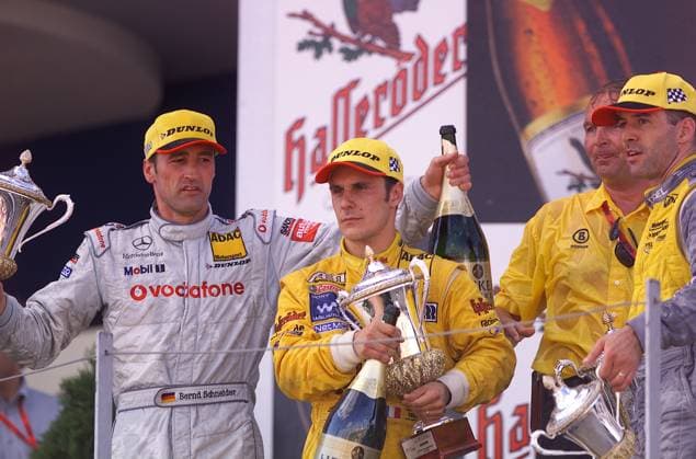 Archivbilder der Woche SPORT KW38 DTM Sachsenring, 02.06.2002 Siegerehrung Bernd Schneider mit Pokal Laurent Aiello mit Pokal Harry Unflath, Abt-Audi Alain Menu Hohenstein-Ernstthal Deutschland *** DTM Sachsenring, 02 06 2002 Award ceremony Bernd Schneider with trophy Laurent Aiello with trophy Harry Unflath, Abt Audi Alain Menu Hohenstein Ernstthal Germany