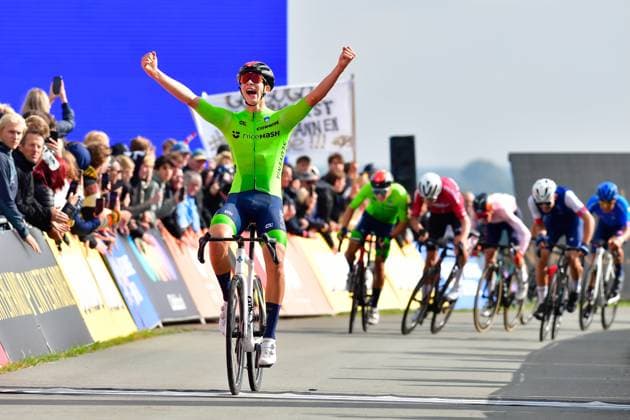 Sport Themen der Woche KW38 Sport Bilder des Tages Anze Ravbar UEC-Straßen-Europameisterschaften 2023 Anze Ravbar (RAVBAR AnÅ¾e, Slowenien) gewinnt Männer Junioren Straßenrennen bei den UEC-Straßen-Europameisterschaften 2023 am 23. September 2023 über 111 Kilometer von Coevorden nach Col du VAM *** Anze Ravbar UEC European Road Championships 2023 Anze Ravbar RAVBAR AnÅ¾e, Slovenia wins mens junior road race at the UEC European Road Championships 2023 on 23 September 2023 over 111 kilometers from Coevorden to Col du VAM