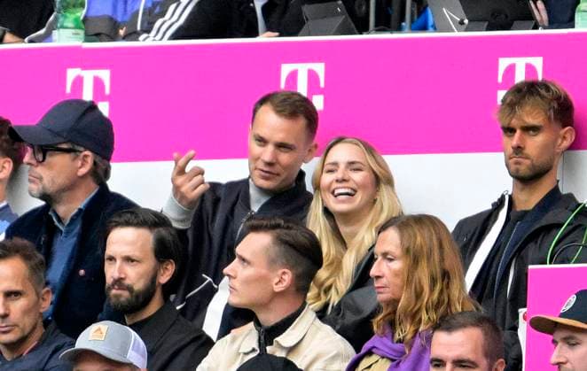 23 09 2023, Football 1 Bundesliga 2023 2024, 5 Matchday, FC Bayern München VfL Bochum, at Allianz Arena Munich Goalkeeper Manuel Neuer FC Bayern München with girlfriend Anika Bissel DFL and DFB regulations prohibit any use of photographs as image sequences and or quasi video