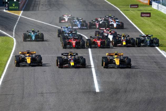 Start of the race, 81 PIASTRI Oscar (aus), McLaren F1 Team MCL60, 01 VERSTAPPEN Max (nld), Red Bull Racing RB19, 04 NORRIS Lando (gbr), McLaren F1 Team MCL60, action during the 2023 Formula 1 Lenovo Japanese Grand Prix, 16th round of the 2023 Formula One World Championship, WM, Weltmeisterschaft from September 22 to 24, 2023 on the Suzuka International Racing Course, in Suzuka - F1 - JAPANESE GRAND PRIX 2023 - RACE DPPI Panoramic _R3_7004