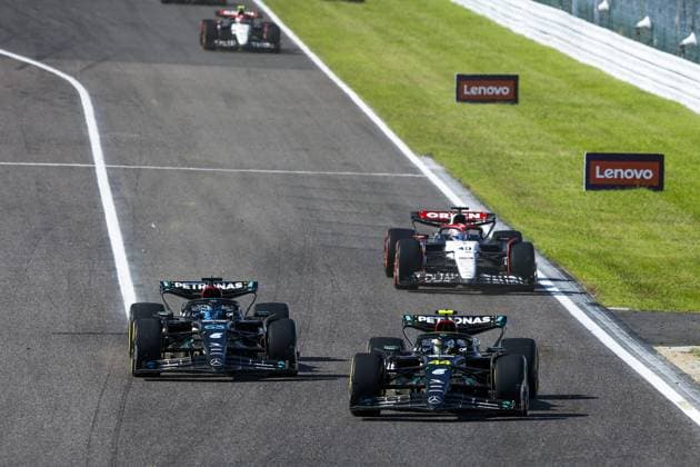 44 HAMILTON Lewis (gbr), Mercedes AMG F1 Team W14, 63 RUSSELL George (gbr), Mercedes AMG F1 Team W14, action during the 2023 Formula 1 Lenovo Japanese Grand Prix, 16th round of the 2023 Formula One World Championship, WM, Weltmeisterschaft from September 22 to 24, 2023 on the Suzuka International Racing Course, in Suzuka - F1 - JAPANESE GRAND PRIX 2023 - RACE DPPI Panoramic  _R3_7244