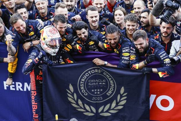 VERSTAPPEN Max (ned), Red Bull Racing RB19, portrait celebrates with his mechanic, mecanicien, mechanics the Red Bull Racing constructors championships of 2023 during the 2023 Formula 1 Lenovo Japanese Grand Prix, 16th round of the 2023 Formula One World Championship, WM, Weltmeisterschaft from September 22 to 24, 2023 on the Suzuka International Racing Course, in Suzuka - F1 - JAPANESE GRAND PRIX 2023 - RACE DPPI Panoramic  00123037__R3_7658_1