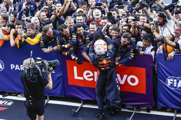 VERSTAPPEN Max (ned), Red Bull Racing RB19, portrait celebrates with his mechanic, mecanicien, mechanics the Red Bull Racing constructors championships of 2023 during the 2023 Formula 1 Lenovo Japanese Grand Prix, 16th round of the 2023 Formula One World Championship, WM, Weltmeisterschaft from September 22 to 24, 2023 on the Suzuka International Racing Course, in Suzuka - F1 - JAPANESE GRAND PRIX 2023 - RACE DPPI Panoramic  00123037__R3_7630_1