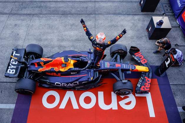 VERSTAPPEN Max (ned), Red Bull Racing RB19, portrait celebrates the Red Bull Racing constructors championships of 2023 win during the 2023 Formula 1 Lenovo Japanese Grand Prix, 16th round of the 2023 Formula One World Championship, WM, Weltmeisterschaft from September 22 to 24, 2023 on the Suzuka International Racing Course, in Suzuka - F1 - JAPANESE GRAND PRIX 2023 - RACE DPPI Panoramic  00123037__R5_5949