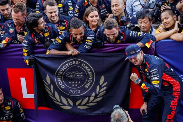 VERSTAPPEN Max (ned), Red Bull Racing RB19, portrait celebrates with his mechanic, mecanicien, mechanics the Red Bull Racing constructors championships of 2023 during the 2023 Formula 1 Lenovo Japanese Grand Prix, 16th round of the 2023 Formula One World Championship, WM, Weltmeisterschaft from September 22 to 24, 2023 on the Suzuka International Racing Course, in Suzuka - F1 - JAPANESE GRAND PRIX 2023 - RACE DPPI Panoramic  00123037__R3_7891