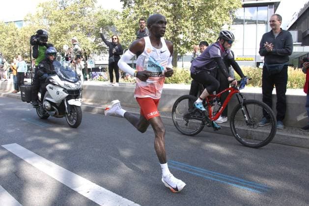 Bilder des Jahres 2023, Sport 09 September Sport Themen der Woche KW38 Sport Bilder des Tages DEU, Berlin Marathon 2023, 24.09.2023, Berlin, Berlin, DEU, Berlin Marathon 2023, im Bild der Sieger Eliud Kipchoge (KEN) , Tauentzien Str Foto: Juergen Engler nordphoto GmbH *** DEU, Berlin Marathon 2023, 24 09 2023, Berlin, DEU, Berlin Marathon 2023, in the picture the winner Eliud Kipchoge KEN , Tauentzien Str Foto Juergen Engler nordphoto GmbH nordphotoxGmbHx xEngler nph00076