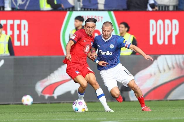 24 09 2023, xtgx, football 2 Bundesliga, Holstein Kiel Hertha BSC emspor, v l Michal Karbownik Hertha, 6 , Lewis Holtby Kiel, 10 duel, duel, fight, tackle DFL DFB REGULATES PROHIBIT ANY USE OF PHOTOGRAPHS as IMAGE SEQUENCES and or QUASI VIDEO Kiel