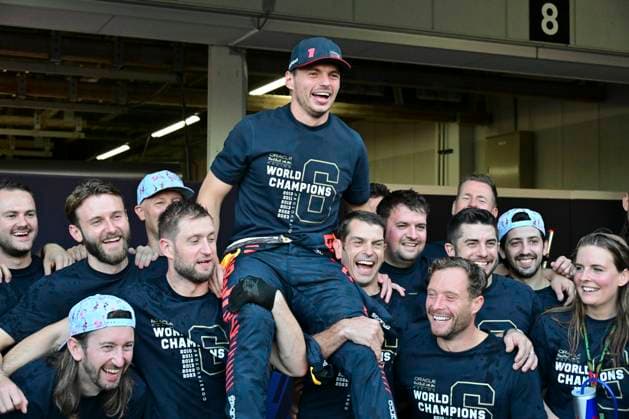VERSTAPPEN Max (ned), Red Bull Racing RB19, portrait celebrates Red Bull Racing 2023 constructors champion mechanic, mecanicien, mechanics during the 2023 Formula 1 Lenovo Japanese Grand Prix, 16th round of the 2023 Formula One World Championship, WM, Weltmeisterschaft from September 22 to 24, 2023 on the Suzuka International Racing Course, in Suzuka - F1 - JAPANESE GRAND PRIX 2023 - RACE DPPI Panoramic  00123037_240923-JAP-4100-PVE